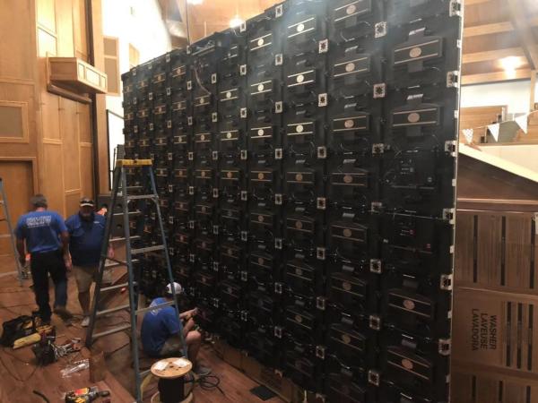 Buy Customizable Indoor LED Display Screen Seamless Splicing P2.5 LED Display at wholesale prices