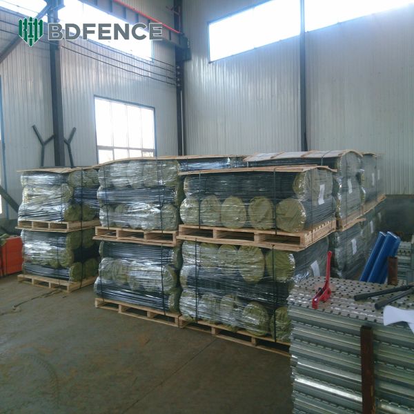 Chain Link Temporary Fencing Systems Easy Installation Yard Fence with Accessories Discounted prices, bulk wholesale available