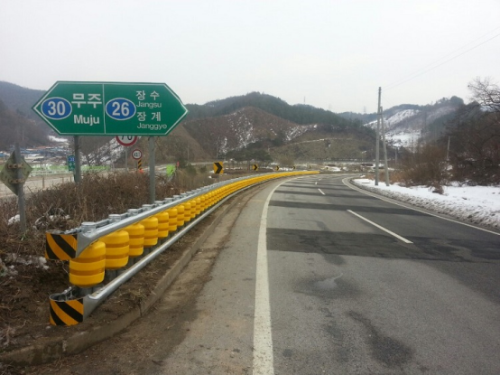 EVA PU Material Traffic Safety Roller Barrier Highway Rotary Crash