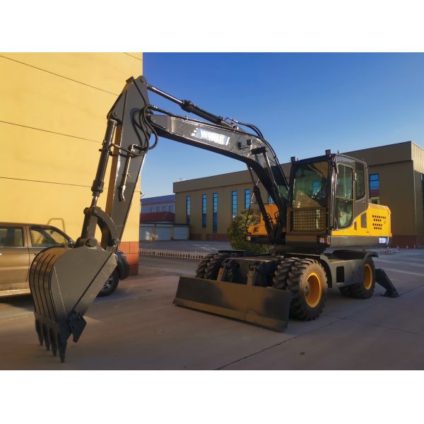 Small Bucket Wheeled Mini Excavator Hydraulic Control Earth Moving Machine