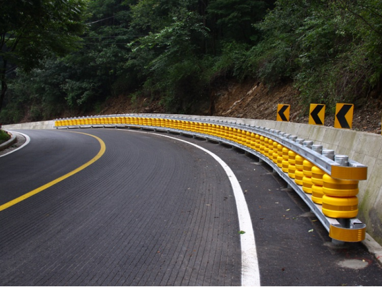 Highway Traffic Speed Safety Rolling Crash Barrier For Guardrails