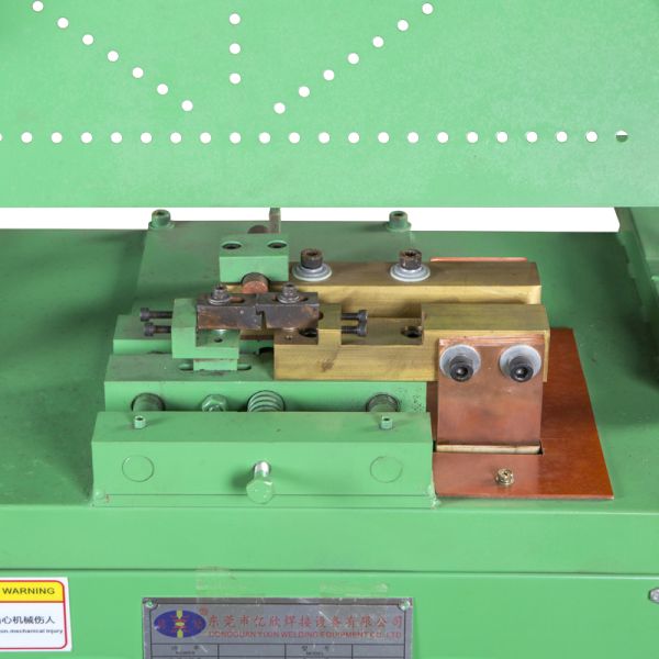 Foot Type Automatic Spot Welding Machine with 5-100A Current