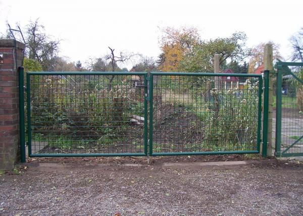 Buy 50x200mm Hole Metal Garden Fence Gate Pvc Coated Metal Frame Welded Wire Mesh at wholesale prices