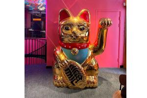 China Outdoor Large Fiberglass Animal Sculpture Gold Lucky Cat Statue on sale