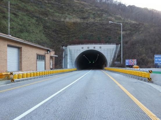EVA PU Material Traffic Safety Roller Barrier Highway Rotary Crash