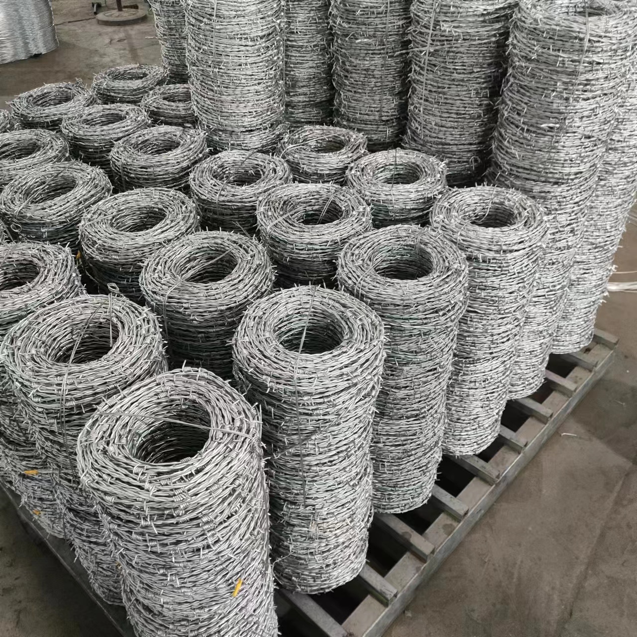Galvanized Anti Rust Barbed Razor Wire 450mm Diameter for Protective Construction