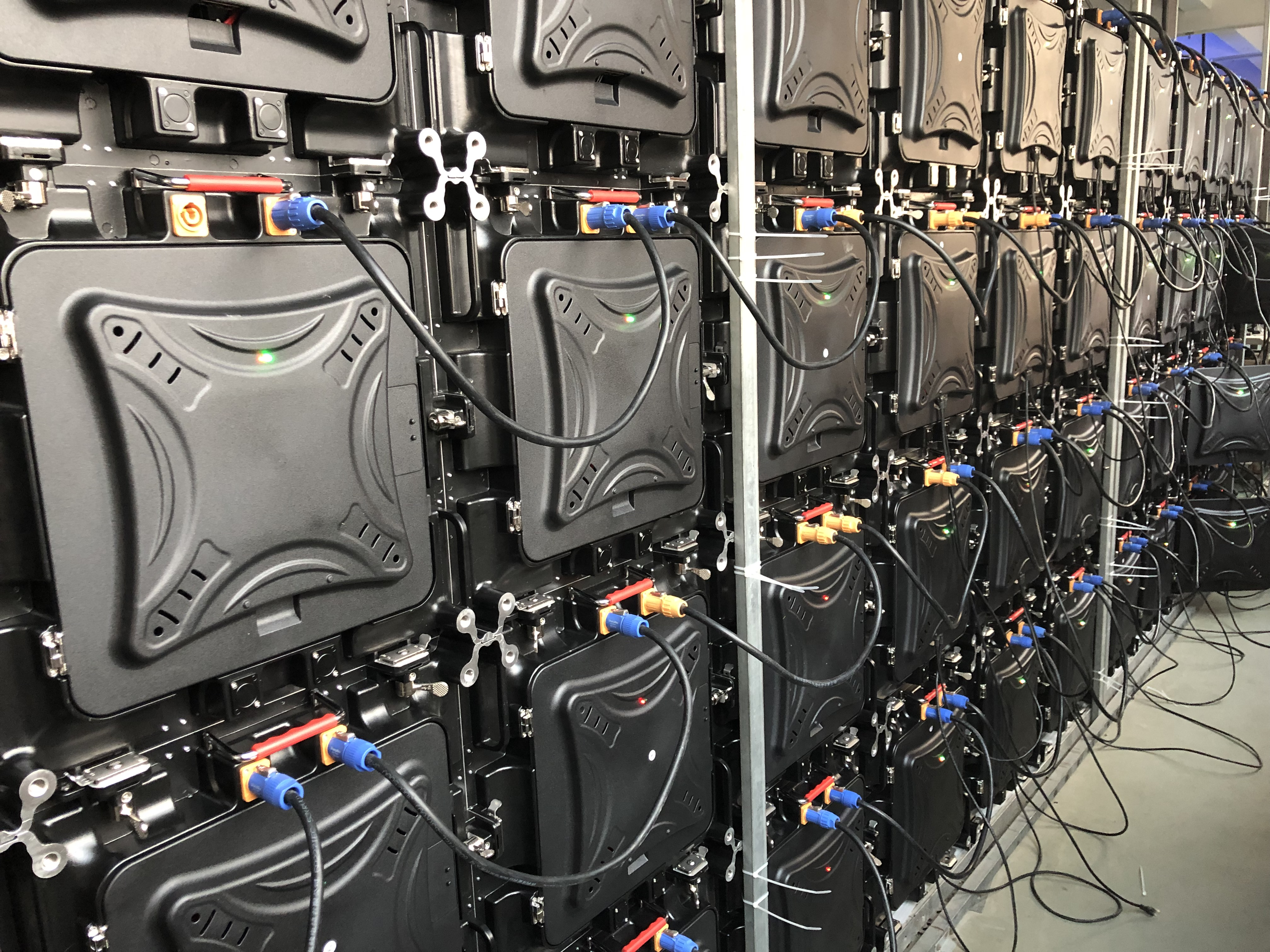 Ultra Thin SMD 2020 Fixed Indoor LED Display 16 Bit HD P2.5 4K LED Videowall Screen 3840 HZ