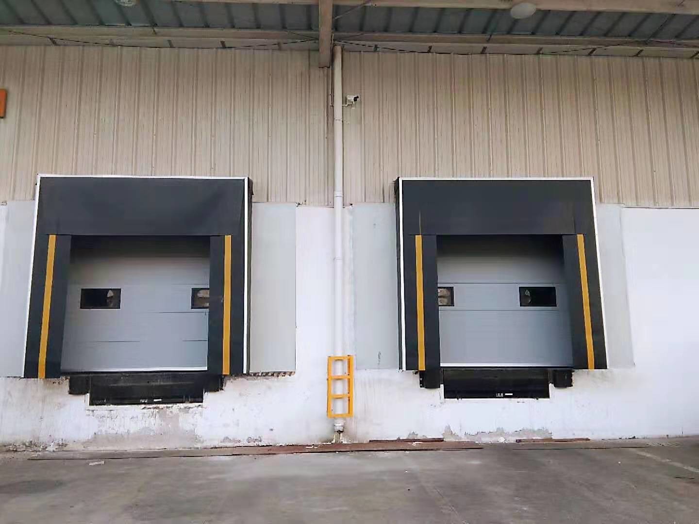 Industrial Warehouse Container Loading Dock Seals And Shelters With Yellow