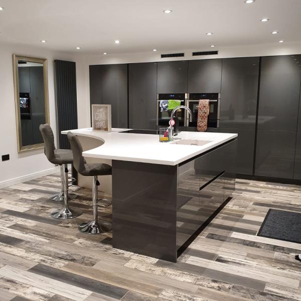 Customizable White Solid Wood High Gloss Kitchen Cabinet for Villa Renovation Project