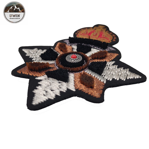 Delicate Elegant 3D Embroidery Patches Custom Shape With India Slik / Metal Material