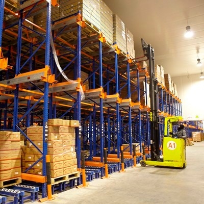 Warehouse Racking Shelves use Pallet Runner or Radio Shuttle on Pathway