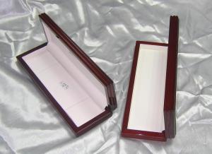 China wooden necklace jewelry box in mahogany color stained, matt white PU leather lining  on sale