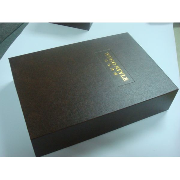 Luxury custom design rigid cardboard paper drawer clothing packaging box with gold foiled