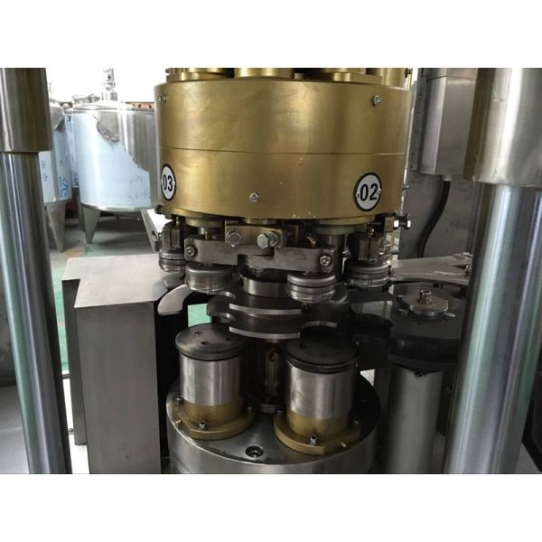 Beer Tin Cans Filling Machine 4 Sealing Heads Three - Point Level Control System