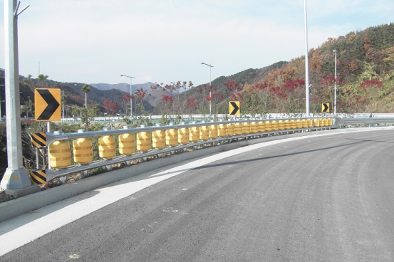 EVA PU Material Traffic Safety Roller Barrier Highway Rotary Crash