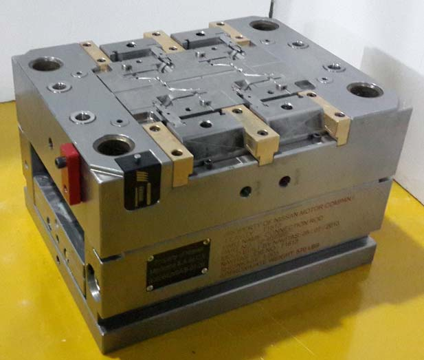 Traceless 2 Cavity High Precision Injection Mold Parts