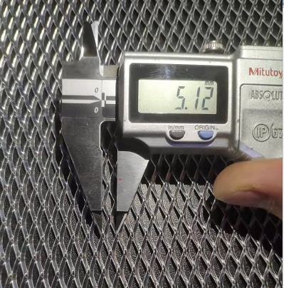 Expanded metal spacer , IEC 60598-1 clause 9.2 expanded metal spacer